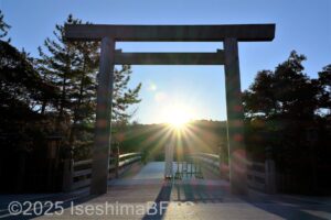 宇治橋の中央から朝日が昇るようす