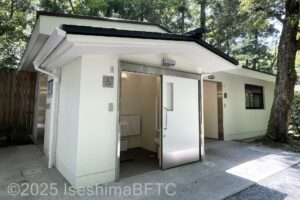火よけ橋手前のトイレ棟外観