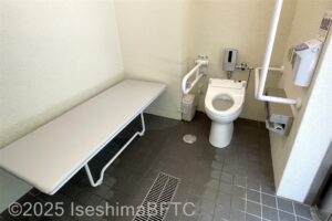 火除橋手前の車いす対応トイレ内部