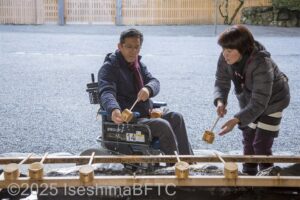 手水を使う車いす使用者