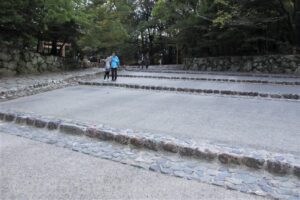 川べりへの道を五十鈴川側から見上げたようす