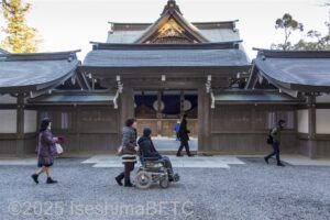 神楽殿（かぐらでん）の前を通る車いす使用者