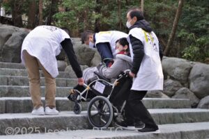 伊勢おもてなしヘルパーによる階段サポートのようす