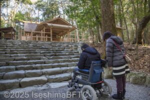 荒祭宮（あらまつりのみや）の階段下で参拝する車いす使用者