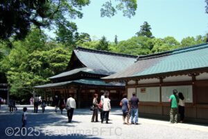 神楽殿を帰路方向から見たところ