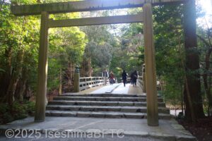 風日祈宮橋（かざひのみのみやばし）の手前にある鳥居と階段