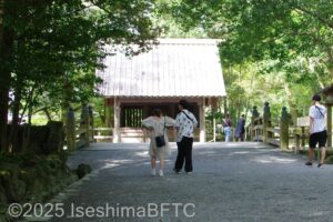 帰路の火除橋（ひよけばし）と、その先の御厩（みうまや）