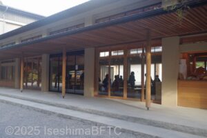 参集殿　階段があるほうの出入口