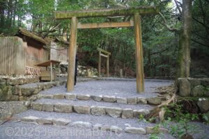 子安神社・大山祇（おおやまつみ）神社への鳥居と階段