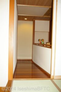 玄関横のスロープ　館内側入口
