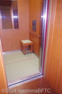 エレベーター1の内部と、いす