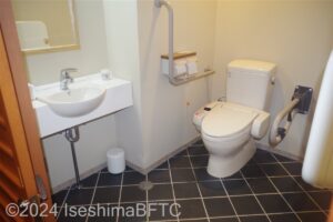 1階車いす対応トイレ内部