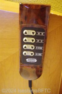 209号室　電動ベッドのコントローラー