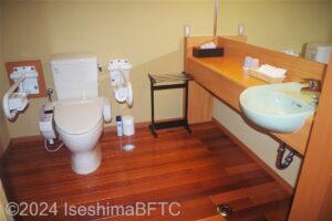 209号室　洗面台と便器