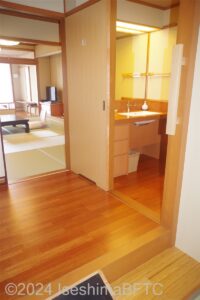 506号室　上がりかまちたて手すりと室内入口・洗面室入口