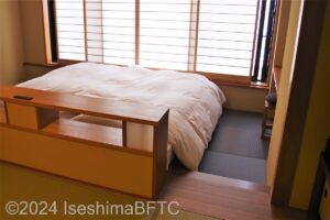507号室　ベッドまわりのようす（段差あり）