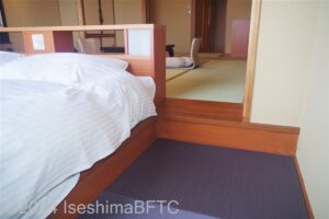 506号室　ベッド横段差のようす