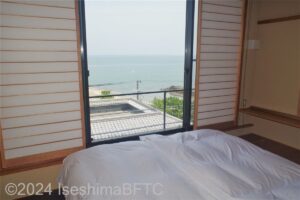 506号室　窓から海が見える