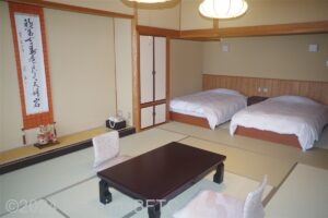 展望風呂付き和洋室　窓側から室内をみたところ