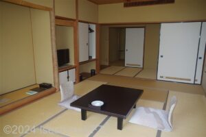 オーシャンビュー和室　窓側から室内を見たところ