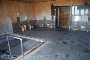 大浴場「清渚（せいちょ）」窓側から浴室内を見たところ