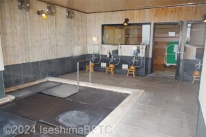 大浴場「五十鈴」浴室内を窓側から見たところ