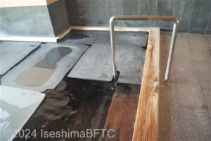 大浴場「五十鈴」浴槽と手すり・中段