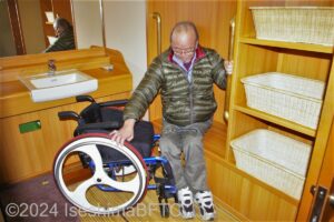 貸切風呂「槙」車いすから脱衣所のベンチに移乗中の車いす使用者
