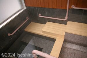 貸切風呂「槙」腰をずらしながら湯に入れる浴槽のようす