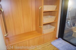 貸切風呂「巌（いわお）」脱衣所　手すり付きベンチつきの棚