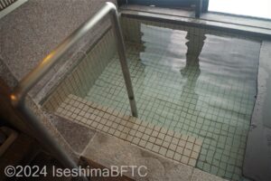 貸切風呂「巌（いわお）」浴槽のようす