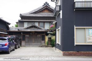 建物前の駐車場