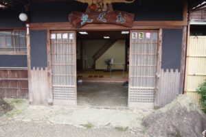 入口の両開きの引戸が開いているようす