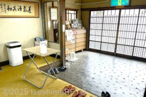 室内側から入口引戸方向をみたようす