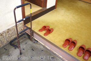 上がりかまちの前に、置き型の手すりが置いてある