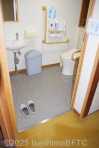 車いす対応トイレ入口