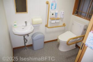 入って正面に手洗い、右奥によこ置きに便器