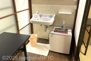 板間の突き当たりの正面左側に洗面、右側に冷蔵庫