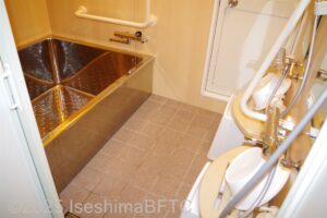 入って左側に浴槽、右側に洗い場が3つ並んでいる