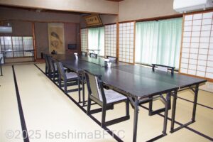 宴会場に並んだテーブル