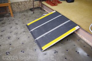 入口の簡易スロープ