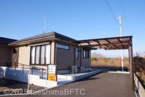 屋根付きの駐車スペース