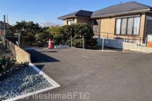屋根なしの駐車スペース