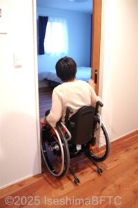 洋室2へ入ろうとする車いすの女性