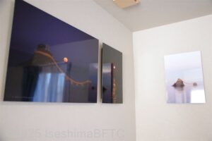 館内アートの例3（写真3枚。夫婦岩の間から満月が昇るようすなど）