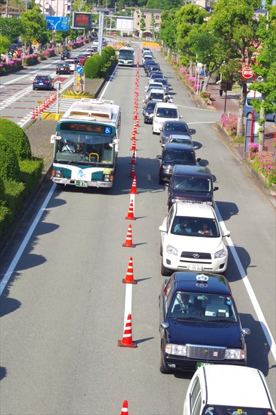 渋滞している一般車両と、バスレーンを走るバス