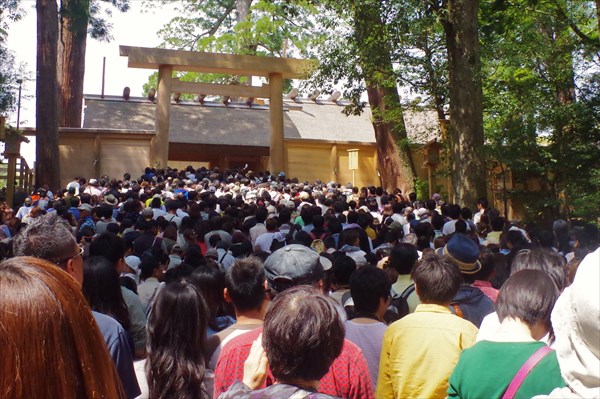 内宮しょうぐう前の階段に並んでいる参拝者の長い列