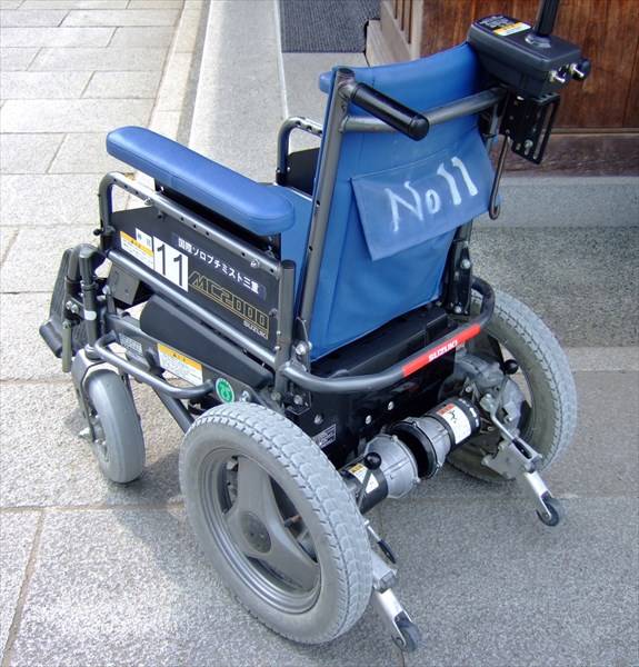 神宮で貸し出されている、タイヤの太い電動車いすの写真