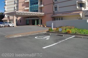 ホテル入口の右横にある障害者専用駐車場のようす。１台分あり。
