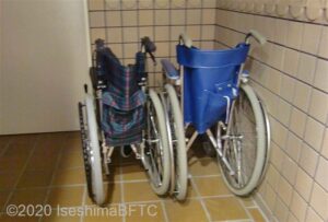 館内の貸し出し用車いす。自走式車いすが2台あり。